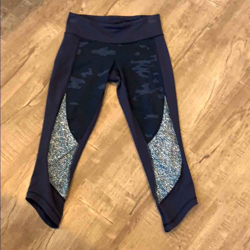Lululemon crop leggings size 4. Blue camo